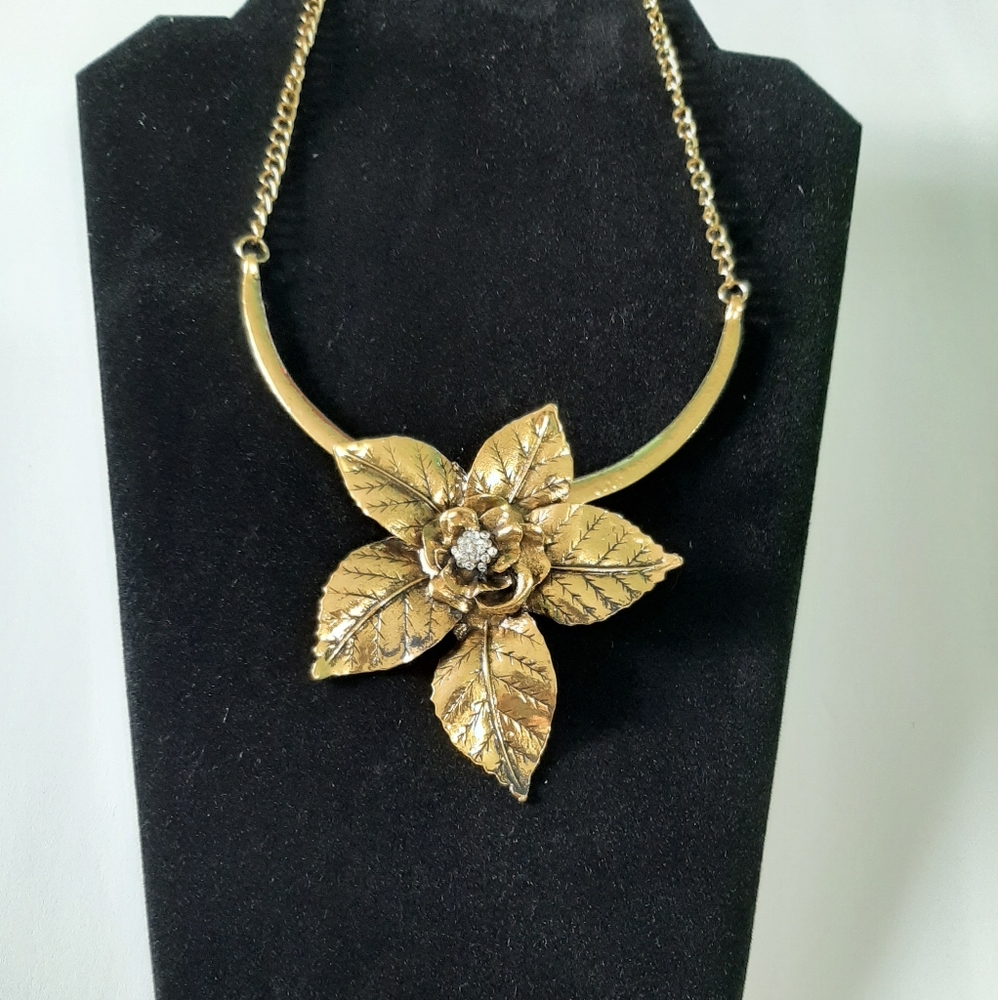 Flower Pendant Fashion Necklace - Picture 5 of 6